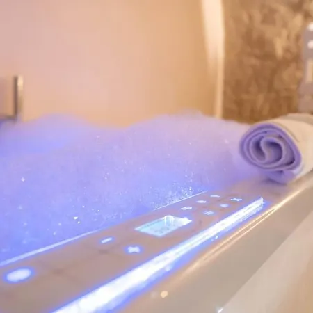 Luxury Room, Parking, Wifi, Jacuzzi, Balneo Apartment *