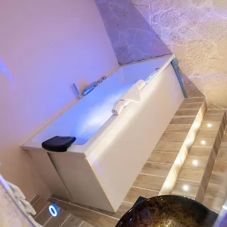 Luxury Room, Parking, Wifi, Jacuzzi, Balneo Apartment *