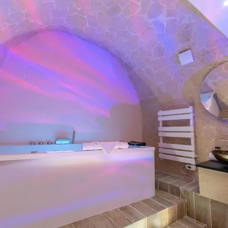 Luxury Room, Parking, Wifi, Jacuzzi, Balneo Apartment *