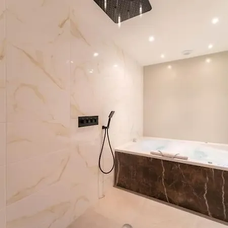 Luxury Room, Parking, Wifi, Jacuzzi, Balneo Apartment *